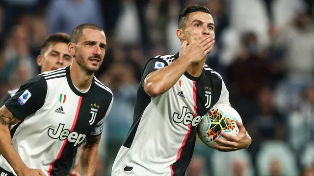 Top 10 đội bóng kiếm tiền khủng nhất năm 2019: Barca đứng đầu, MU thứ ba - Ảnh 1.