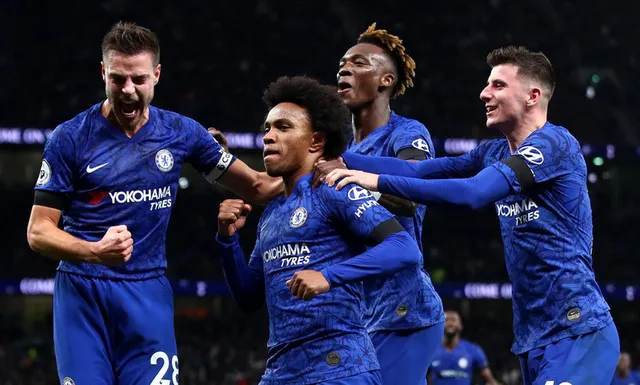 Top 10 đội bóng kiếm tiền khủng nhất năm 2019: Barca đứng đầu, MU thứ ba - Ảnh 2.