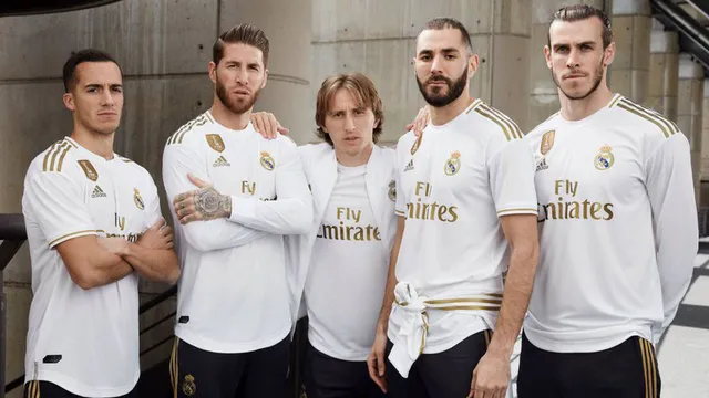 Top 10 đội bóng kiếm tiền khủng nhất năm 2019: Barca đứng đầu, MU thứ ba - Ảnh 9.