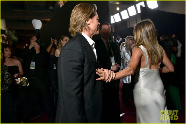 Brad Pitt gây sốt với hình ảnh tái hợp với vợ cũ Jennifer Aniston - Ảnh 4.