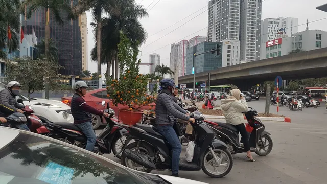 Bến xe thông thoáng, người dân thảnh thơi về quê ăn Tết Canh Tý 2020 - Ảnh 1.