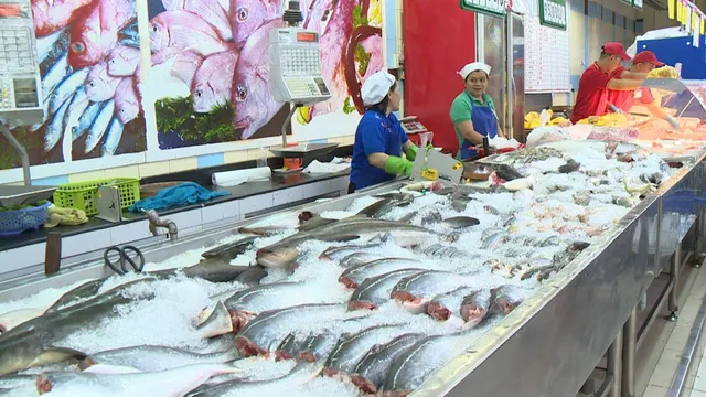 Hà Nội: Rau xanh, thủy hải sản tăng giá mạnh - Ảnh 1. Hà Nội: Rau xanh, thủy hải sản tăng giá mạnh - Ảnh 1.