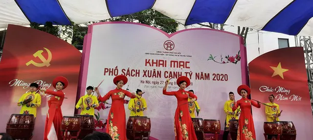 Người dân Hà Nội trẩy hội Phố Sách Xuân Canh Tý 2020 - Ảnh 1.