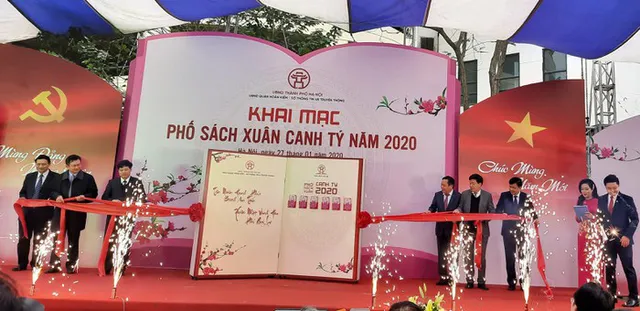 Người dân Hà Nội trẩy hội Phố Sách Xuân Canh Tý 2020 - Ảnh 2.