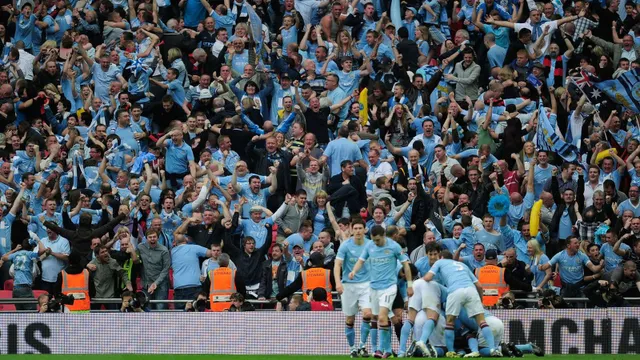 CĐV Man City “hỏi tội” HLV Guardiola - Ảnh 1.