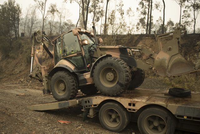 Australia nỗ lực sơ tán hàng nghìn người bị mắc kẹt do cháy rừng - Ảnh 1.
