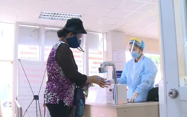 Bệnh viện tại TP.HCM tiếp tục phân luồng sàng lọc chủ động phòng COVID-19 - Ảnh 1. Bệnh viện tại TP.HCM tiếp tục phân luồng sàng lọc chủ động phòng COVID-19 - Ảnh 1.