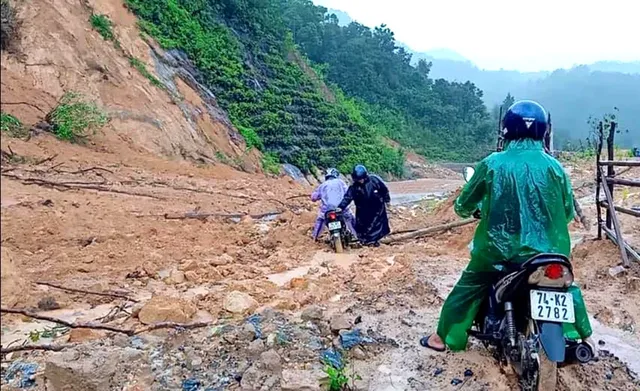 Miền Trung và Tây Nguyên tả tơi vì mưa lũ lịch sử - Ảnh 1. Miền Trung và Tây Nguyên tả tơi vì mưa lũ lịch sử - Ảnh 1.