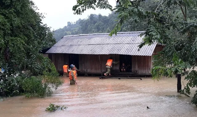 Mưa lũ miền Trung làm 13 người chết và mất tích - Ảnh 2. Mưa lũ miền Trung làm 13 người chết và mất tích - Ảnh 2.