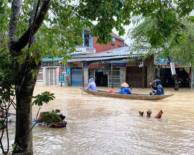 Mưa lũ miền Trung làm 13 người chết và mất tích - Ảnh 3. Mưa lũ miền Trung làm 13 người chết và mất tích - Ảnh 3.