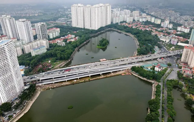 
The bridges over the Linh Dam Lake
