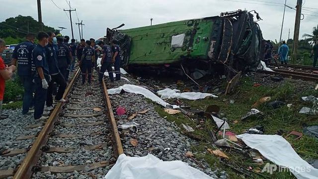 Xe khách va chạm tàu hỏa tại Thái Lan, ít nhất 17 người thiệt mạng - Ảnh 2.