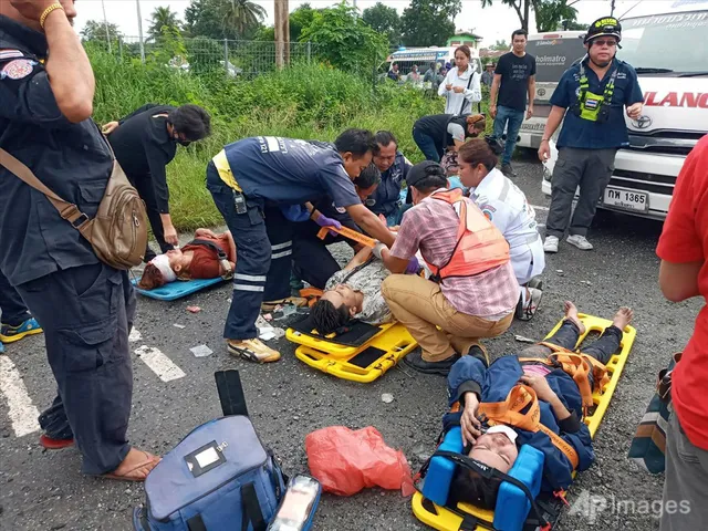 Xe khách va chạm tàu hỏa tại Thái Lan, ít nhất 17 người thiệt mạng - Ảnh 3.