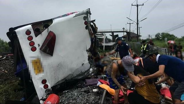 Xe khách va chạm tàu hỏa tại Thái Lan, ít nhất 17 người thiệt mạng - Ảnh 4.