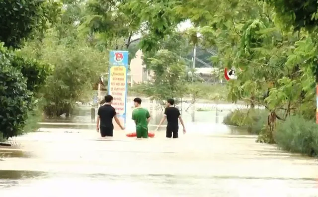 Người dân vùng lũ miền Trung: Nước lên nhanh quá, chúng tôi phải di tản khẩn cấp - Ảnh 1.