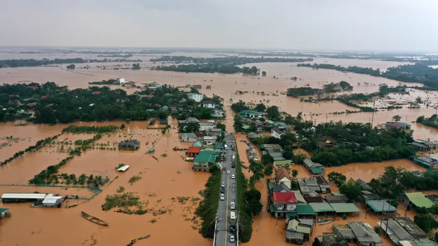 Mưa lũ miền Trung tạm giảm nhưng nhiều điểm sạt lở, có nơi bị cô lập - Ảnh 5.