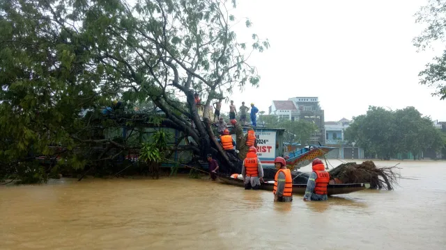 Mưa lũ miền Trung tạm giảm nhưng nhiều điểm sạt lở, có nơi bị cô lập - Ảnh 1.