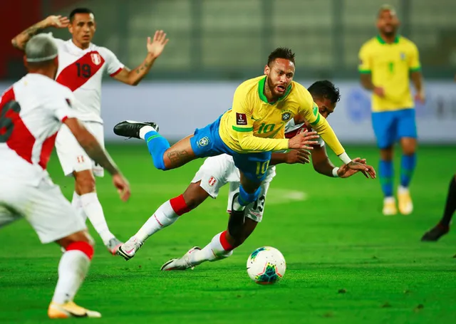 Peru 2-4 Brazil: Neymar lập hat-trick, Brazil đòi lại ngôi đầu - Ảnh 4.