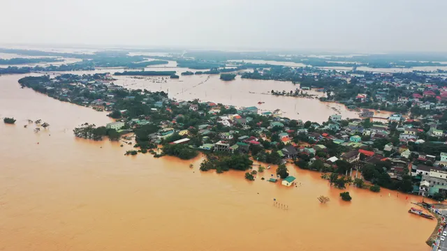 Quảng Trị chìm trong biển nước nhìn từ trên cao - Ảnh 2.