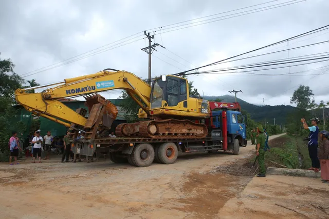 Tìm thấy 9 thi thể cán bộ, chiến sĩ trong đoàn công tác gặp nạn; Đưa phương tiện hỗ trợ tích cực tìm kiếm - Ảnh 1.