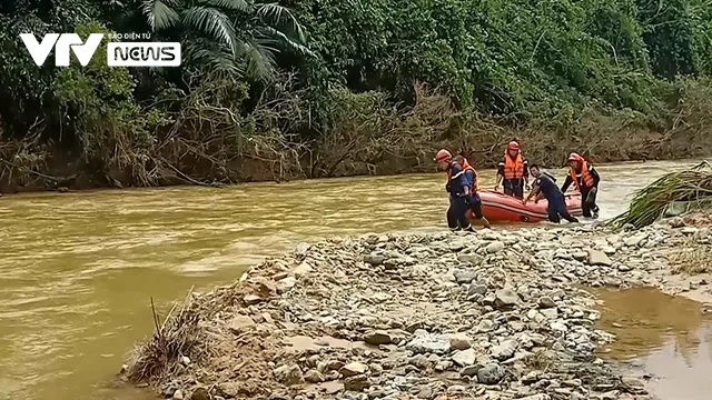 Tăng cường lực lượng tìm kiếm 16 nạn nhân mất tích ở thủy điện Rào Trăng 3 bằng đường thủy - Ảnh 1.