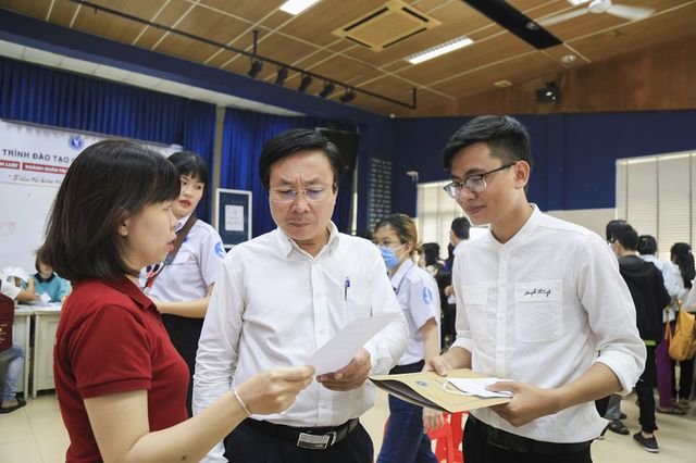 Tặng 1 năm học phí đại học cho nam sinh trong Cặp lá yêu thương - Ảnh 1.