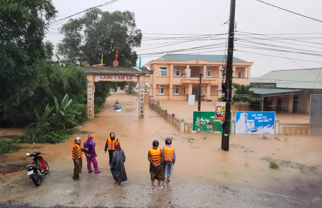 Quảng Trị  lũ lớn, Quảng Nam di dời học sinh để đảm bảo an toàn - Ảnh 1.