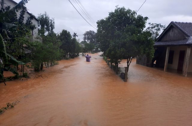 Mưa lớn, lũ lên, một số nơi tại Quảng Trị đã ngập sâu cả mét  - Ảnh 1.