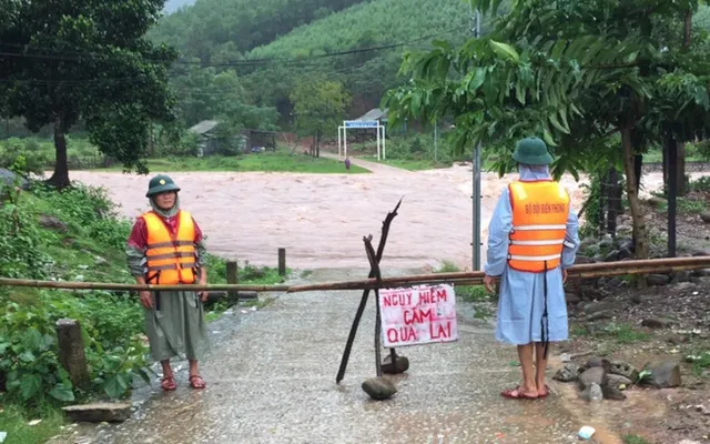 Quảng Bình “căng mình” ứng phó với lũ lớn - Ảnh 2.