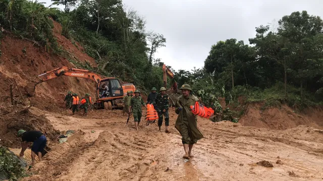 Cận cảnh hiện trường vụ sạt lở nghiêm trọng tại Quảng Trị làm vùi lấp 22 cán bộ, chiến sĩ - Ảnh 3.