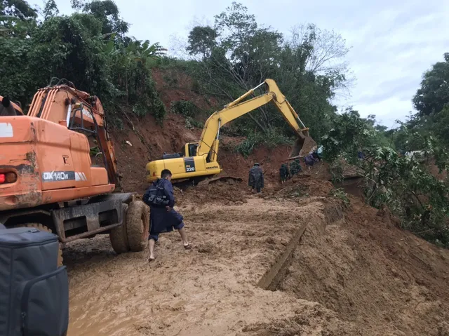 Cận cảnh hiện trường vụ sạt lở nghiêm trọng tại Quảng Trị làm vùi lấp 22 cán bộ, chiến sĩ - Ảnh 2.