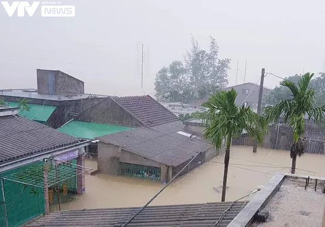 Hà Tĩnh ngập sâu trong nước, biên phòng điều động tàu, ca nô ứng cứu - Ảnh 2.