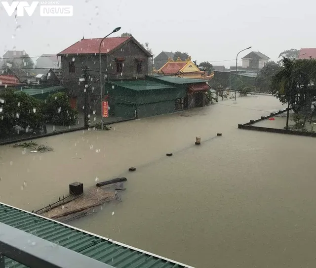 Hà Tĩnh ngập sâu trong nước, biên phòng điều động tàu, ca nô ứng cứu - Ảnh 3.