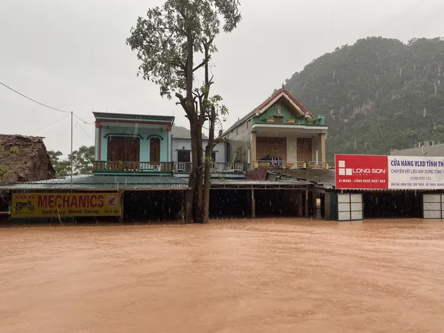 Quảng Bình: Thị trấn Phong Nha chìm trong nước lũ - Ảnh 8.