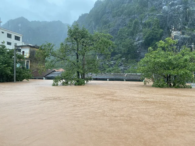 Quảng Bình: Thị trấn Phong Nha chìm trong nước lũ - Ảnh 5.