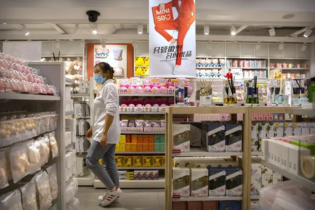 Ông chủ Miniso: Từ cựu công nhân nhà máy ống thép, trở thành tỷ phú USD - Ảnh 3. Ông chủ Miniso: Từ cựu công nhân nhà máy ống thép, trở thành tỷ phú USD - Ảnh 3.