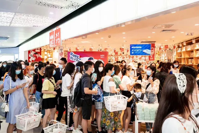 Ông chủ Miniso: Từ cựu công nhân nhà máy ống thép, trở thành tỷ phú USD - Ảnh 4. Ông chủ Miniso: Từ cựu công nhân nhà máy ống thép, trở thành tỷ phú USD - Ảnh 4.