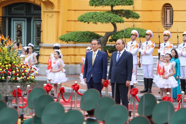 Thủ tướng Nguyễn Xuân Phúc chủ trì Lễ đón Thủ tướng Nhật Bản - Ảnh 2.