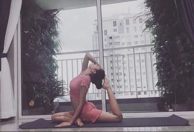 Tròn mắt trước loạt ảnh Yoga của Chi Pu, Thiều Bảo Trâm và các sao Việt - Ảnh 17.