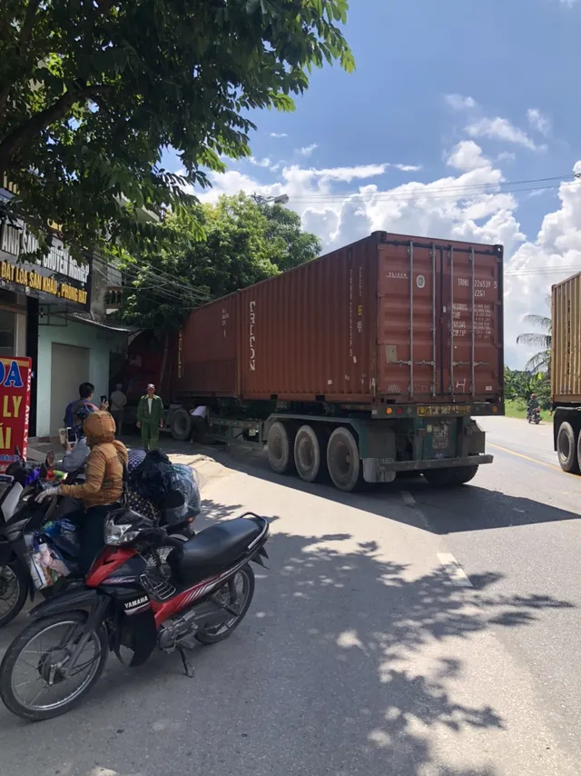 Xe container mất lái vì nổ lốp trước, đâm sầm vào nhà dân bên đường - Ảnh 1.