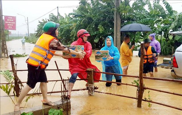 Hàng chục tỷ đồng hàng hóa được dự trữ để cung ứng cho người dân vùng lũ - Ảnh 1.