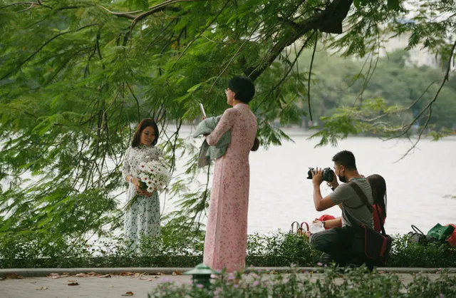Lưu giữ khoảnh khắc ngày 20/10 với tờ áo dài trong tiết Thu se lạnh - Ảnh 3. Lưu giữ khoảnh khắc ngày 20/10 với tờ áo dài trong tiết Thu se lạnh - Ảnh 3.
