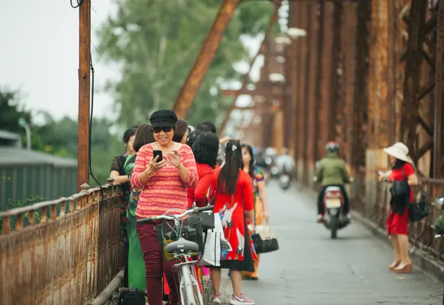 Lưu giữ khoảnh khắc ngày 20/10 với tờ áo dài trong tiết Thu se lạnh - Ảnh 7. Lưu giữ khoảnh khắc ngày 20/10 với tờ áo dài trong tiết Thu se lạnh - Ảnh 7.