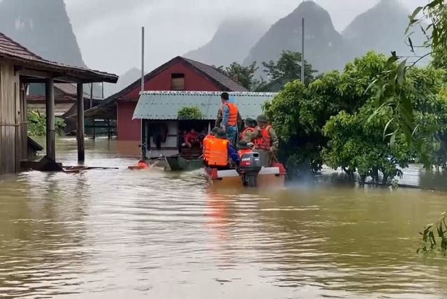 Quảng Bình: Chạy đua với thời gian cứu hộ người dân vùng lũ - Ảnh 5.