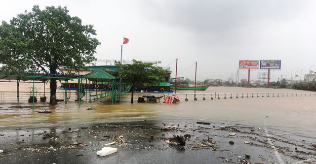 Nước lũ lần đầu tiên gây ngập Thành phố Đồng Hới, Quảng Bình - Ảnh 2.