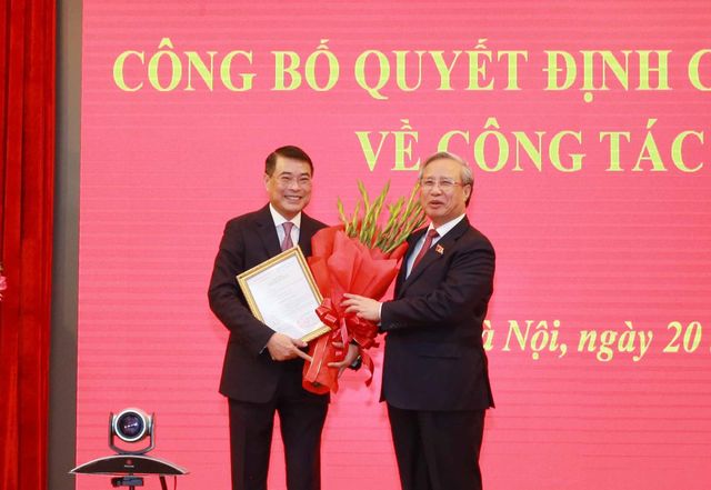 Trao quyết định cho ông Lê Minh Hưng giữ chức Chánh Văn phòng Trung ương Đảng - Ảnh 1.