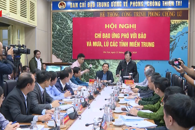 Phó Thủ tướng Trịnh Đình Dũng: Nhiệm vụ số một là tập trung cứu trợ người dân - Ảnh 1.