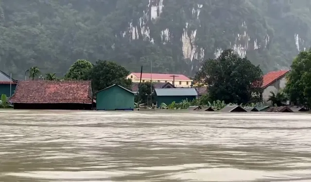 Quảng Bình vẫn đang là nơi ngập sâu nhất, nhiều nơi vẫn bị cô lập - Ảnh 2.