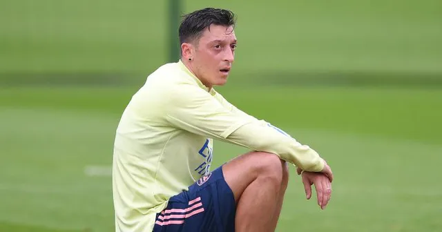 Mesut Ozil & tình cảnh tiến thoái lưỡng nan ở Arsenal - Ảnh 1.