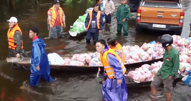 Cứu trợ vùng lũ: Vì sao chỗ ăn không hết, chỗ lần không ra? - Ảnh 5.